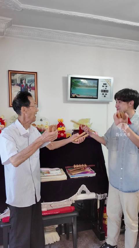 00后非遗传承人李佳哲展示陕西快板四页瓦绝活