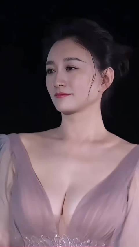 49岁李小冉活动状态佳，魅力依旧