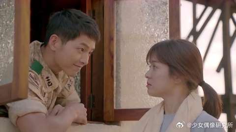 暮烟一回头吓了一跳，时镇含情脉脉地看着她，还夸赞了她一番