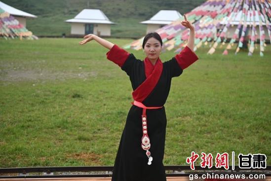 8月18 日，天祝藏族居民为广东省音乐家协会成员献上锅庄舞。李亚龙 摄