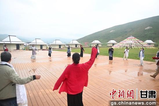 8月18 日，广东省音乐人与天祝藏族居民共舞锅庄。李亚龙 摄