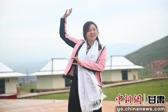 8月18 日，广东省音乐人跳起锅庄舞。李亚龙 摄