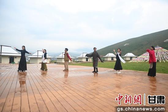 8月18 日，广东省音乐人与天祝藏族居民共舞锅庄。李亚龙 摄