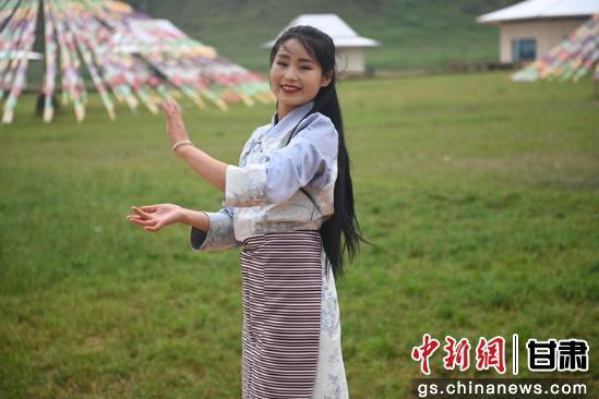 8月18 日，天祝藏族居民为广东省音乐家协会成员献上锅庄舞。李亚龙 摄