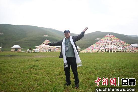 8月18 日，广东省音乐家协会成员感受天祝草原风光。李亚龙 摄