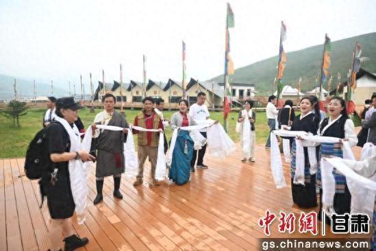 8月18 日，广东大湾区音乐人甘肃采风活动走进了甘肃省武威市天祝县，广东省音乐家协会成员接受哈达。李亚龙 摄