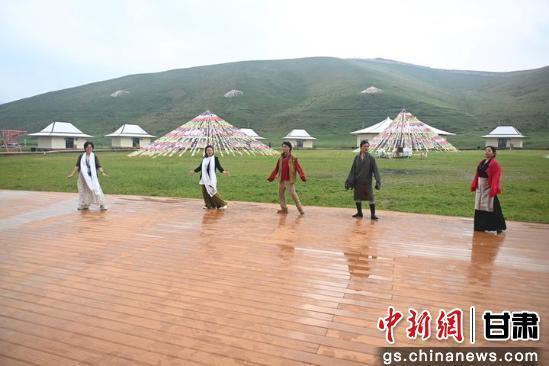 8月18 日，广东省音乐人与天祝藏族居民共舞锅庄。李亚龙 摄
