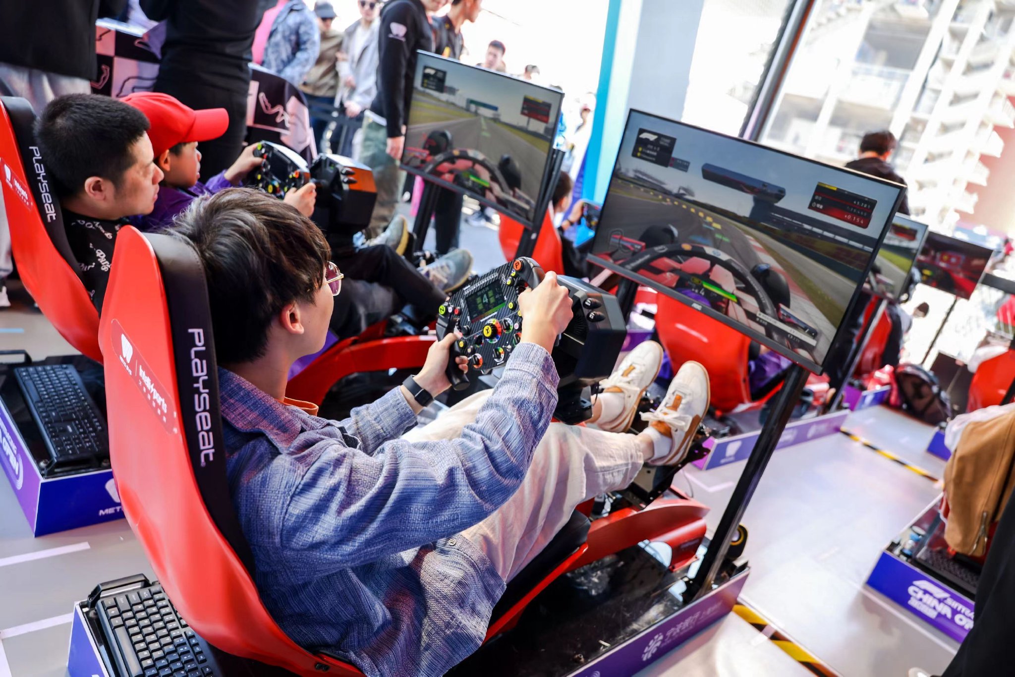 数字引擎轰鸣，“铁豆”师炜牵手2025虚拟F1中国公开赛挥旗贵阳