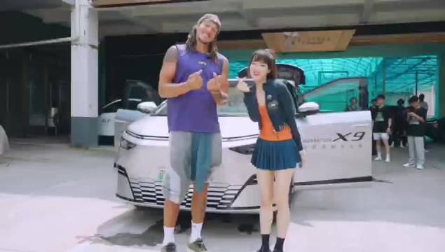 NBA球星戈登携家人体验小鹏X9，赞其舒适奢华欲购美国版