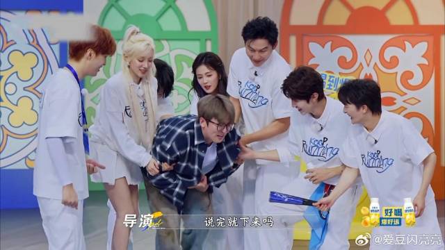 范丞丞当导演制裁姚译添，按指压板上不让下来：快说太炫了！