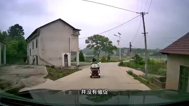 前方有辆三轮<em>车</em>，<em>车</em><em>主</em>并没有催促，结果三轮<em>车</em><em>主</em><em>动</em>礼让翻<em>车</em>了