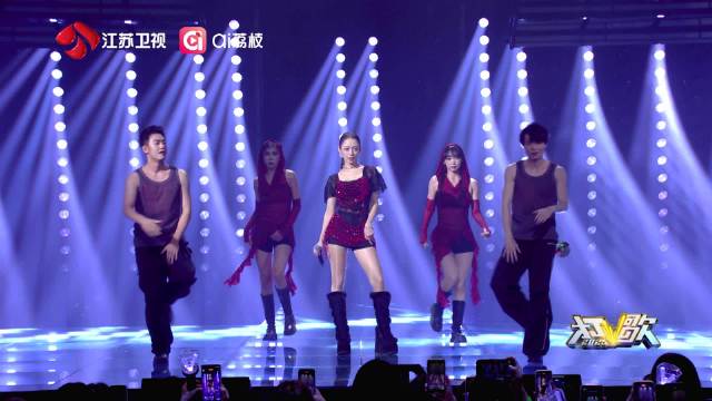 吉娜打歌舞台秀中文rap,钢琴女神展全能实力