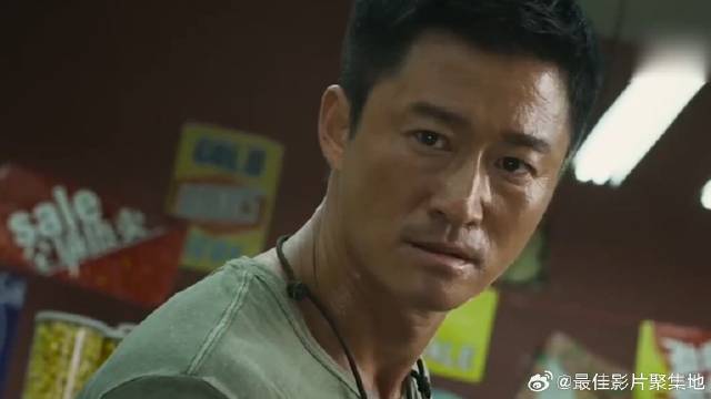 冷锋与人踢球吃烧烤，沙滩上秀肌肉，不料叛军突然来袭！