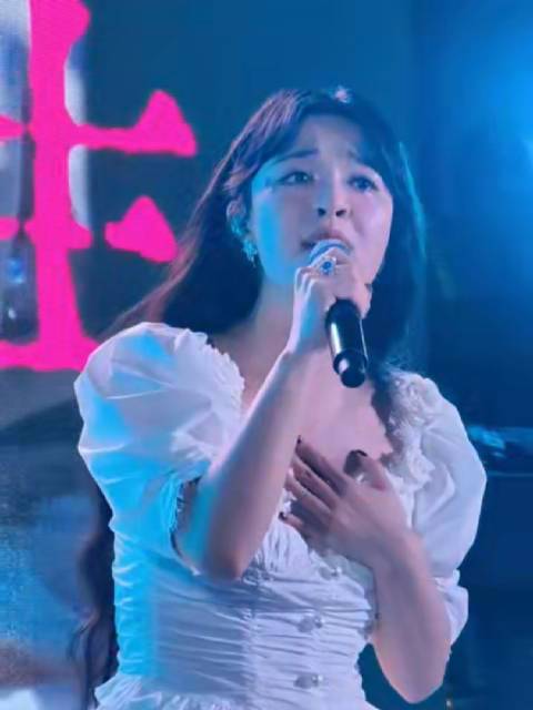 李莎旻子真的是宠粉一级，来合肥一趟，完美献唱还不忘饭撒真的忙坏了