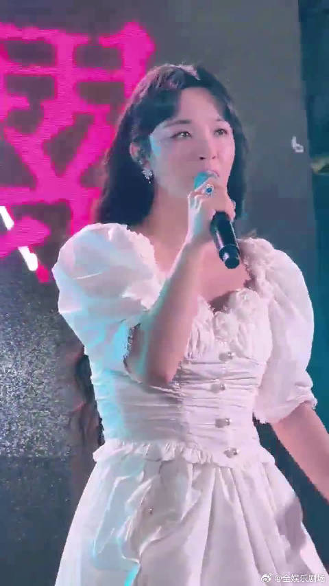 庆怜李莎旻子同日现身合肥罍街送福利