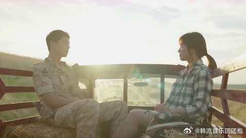 时镇和暮烟相对而坐，情不自禁地吻了暮烟，暮烟也回吻了他