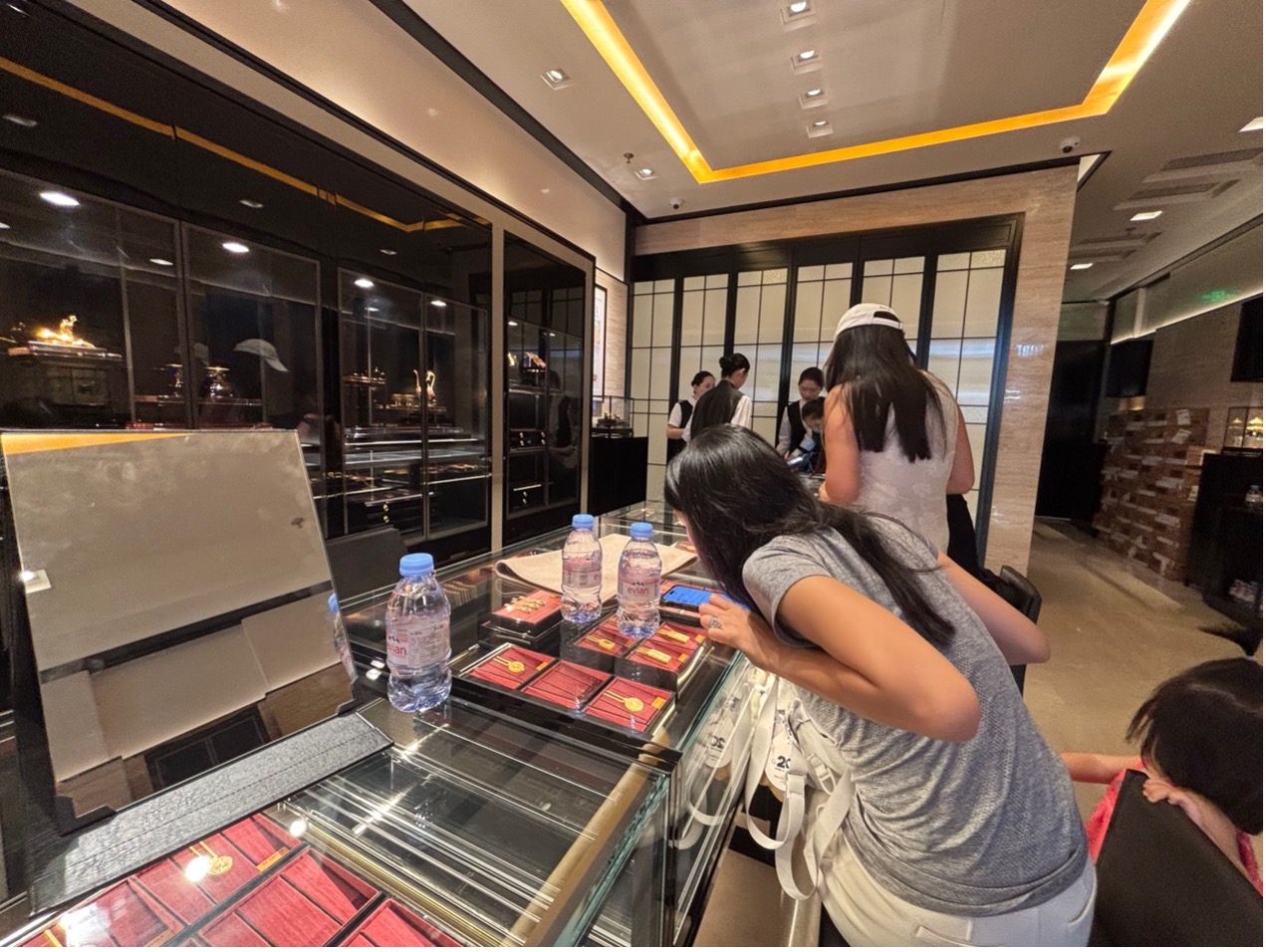 (店内开始陆续迎来一些新客/第一财经记者摄)