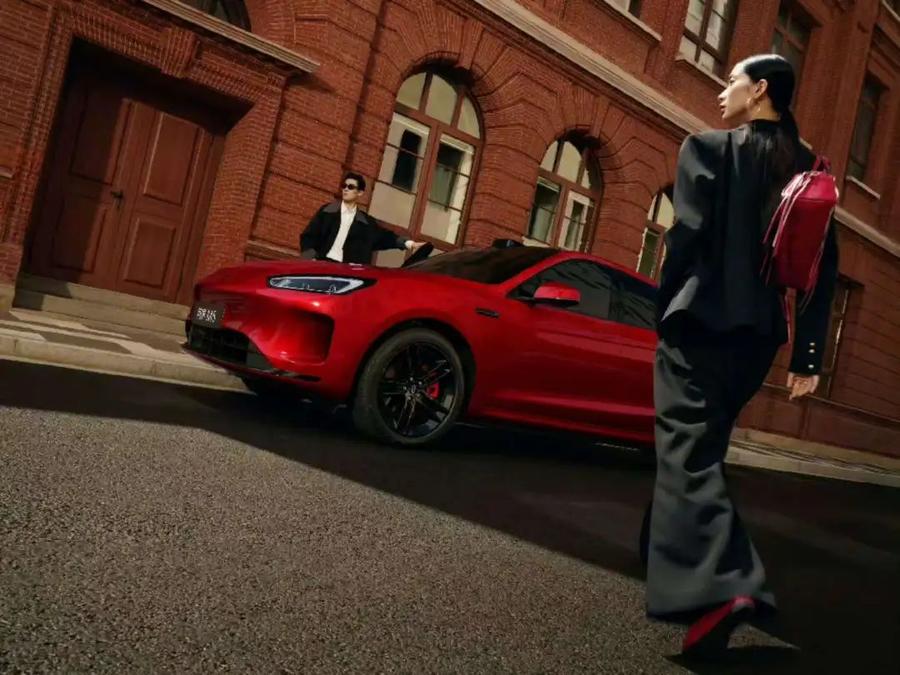 余承东首曝问界M5全新配色跃影红 8月25日开售