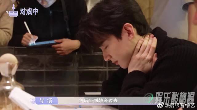 白敬亭章若楠片场太逗了！俩人一对视就忍不住害羞，导演给甜翻了