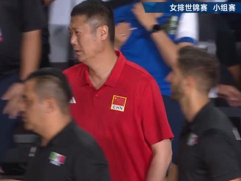 女排3-1墨西哥！王梦洁陈厚羽举手呐喊，全员庆祝，赵勇表情不满
