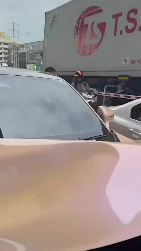 阿维塔11被夹心饼干，然而倒地的竟然是货车，太强了！