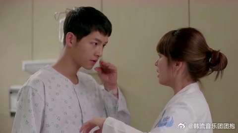 时镇告诉暮烟有人在监听，并拜托暮烟帮他，暮烟犹豫后还是答应了