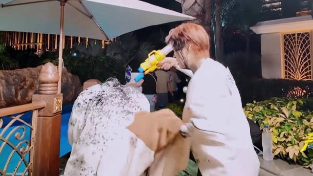 范丞丞这嘴吃亏不了一点，拿墨水枪追着姚译添喷，看得太爽了！