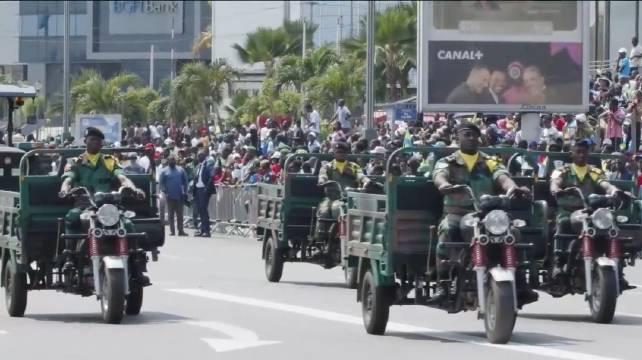 加蓬共和国2025独立日大阅兵，全套中式装备！三蹦子十分抢镜的！