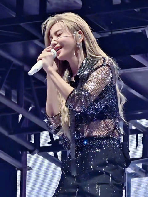 于文文拾光巡回演唱会成都站《悄悄话》