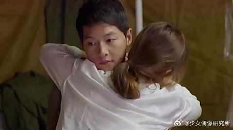 时镇死里逃生，见到暮烟就开玩笑，网友：幽默的男人就是招人喜欢