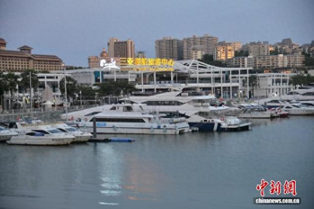 8月23日晚,三亚游船旅游中心的泊位上停满了归港避风的船只。台风“剑鱼”逼近三亚,多个景区暂时关停。 张月和 摄
