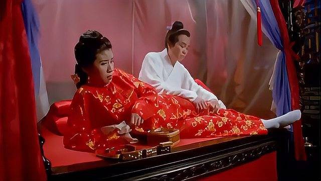 黄百鸣给吴君如洗脚，一盆清水秒变墨水，这脚有毒啊！