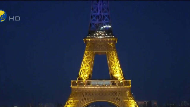 埃菲尔铁塔亮起黄蓝灯贺乌克兰独立日