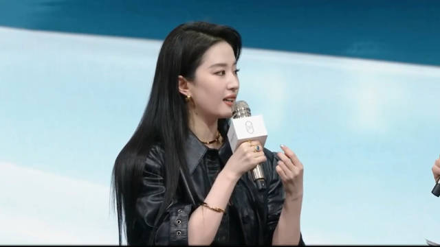 刘亦菲谈智界R7自驾游体验，新车长续航智能引关注