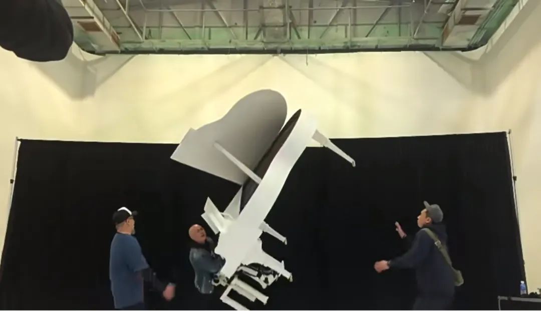 演唱会彩排时，张卫健连人带钢琴坠落舞台。图源社交媒体