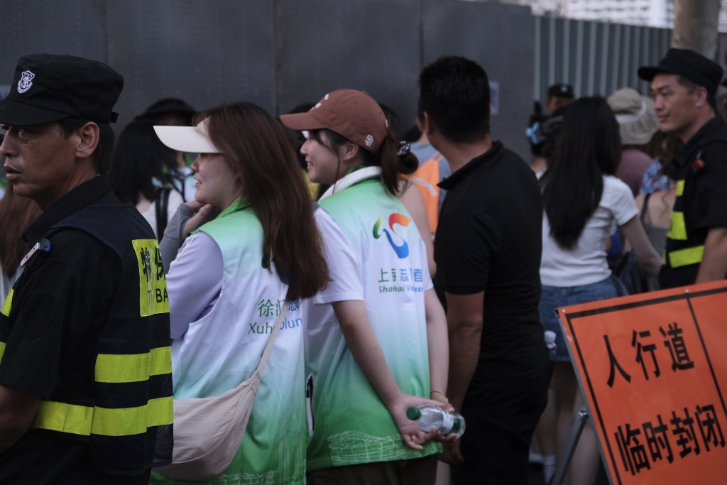 预检口的志愿者们，脖子上挂着挂脖风扇。澎湃新闻记者 蒋乐来 图