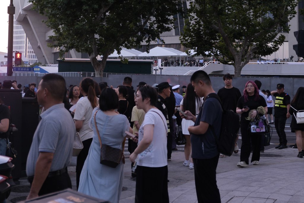 送孩子进入演唱会后，短暂在外逗留的家长们。澎湃新闻记者 蒋乐来 图