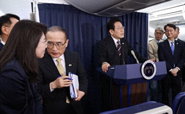 8月24日,韩国总统李在明在从日本前往美国华盛顿的专机上接受采访。IC Photo