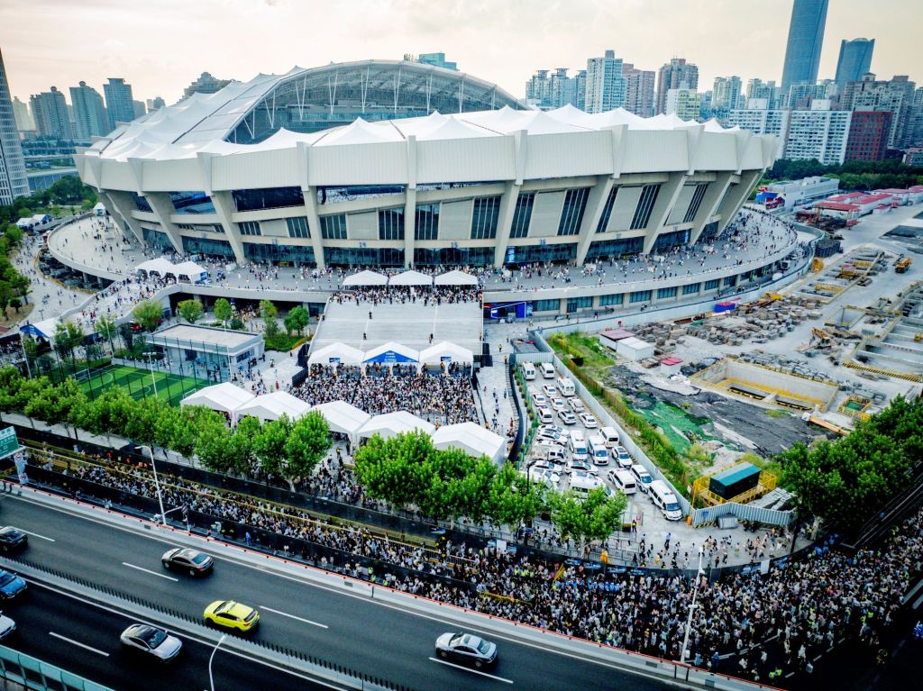 8月23日，上海体育场，时代少年团演唱会，观众排队入场。徐家汇体育公园 图