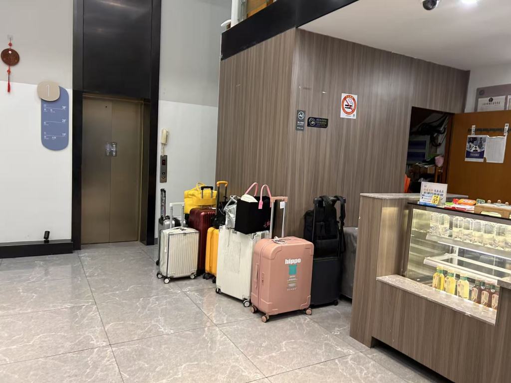 8月23日，汉庭酒店上海体育馆店，酒店提供免费行李寄存服务。澎湃新闻记者 李佳蔚 图