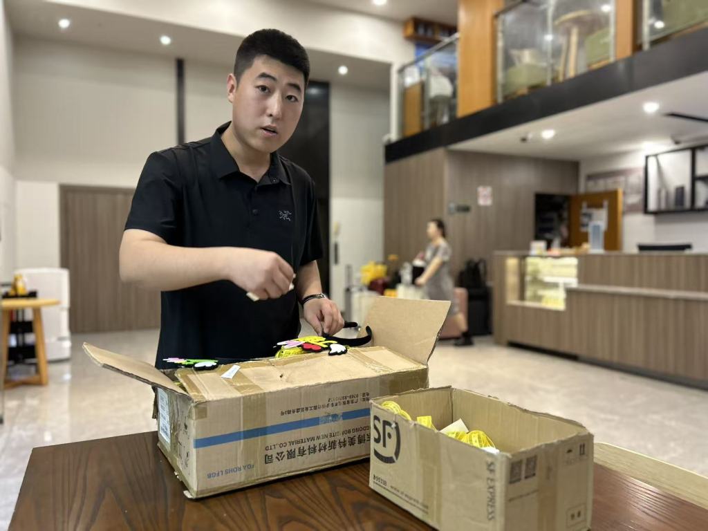 8月23日，汉庭酒店上海体育馆店，店长冯先生准备送出的应援物资。澎湃新闻记者李佳蔚 图