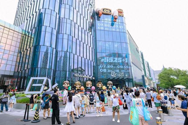 THE BOX B馆人流如织，来打卡的歌迷络绎不绝。朝阳区融媒体中心供图