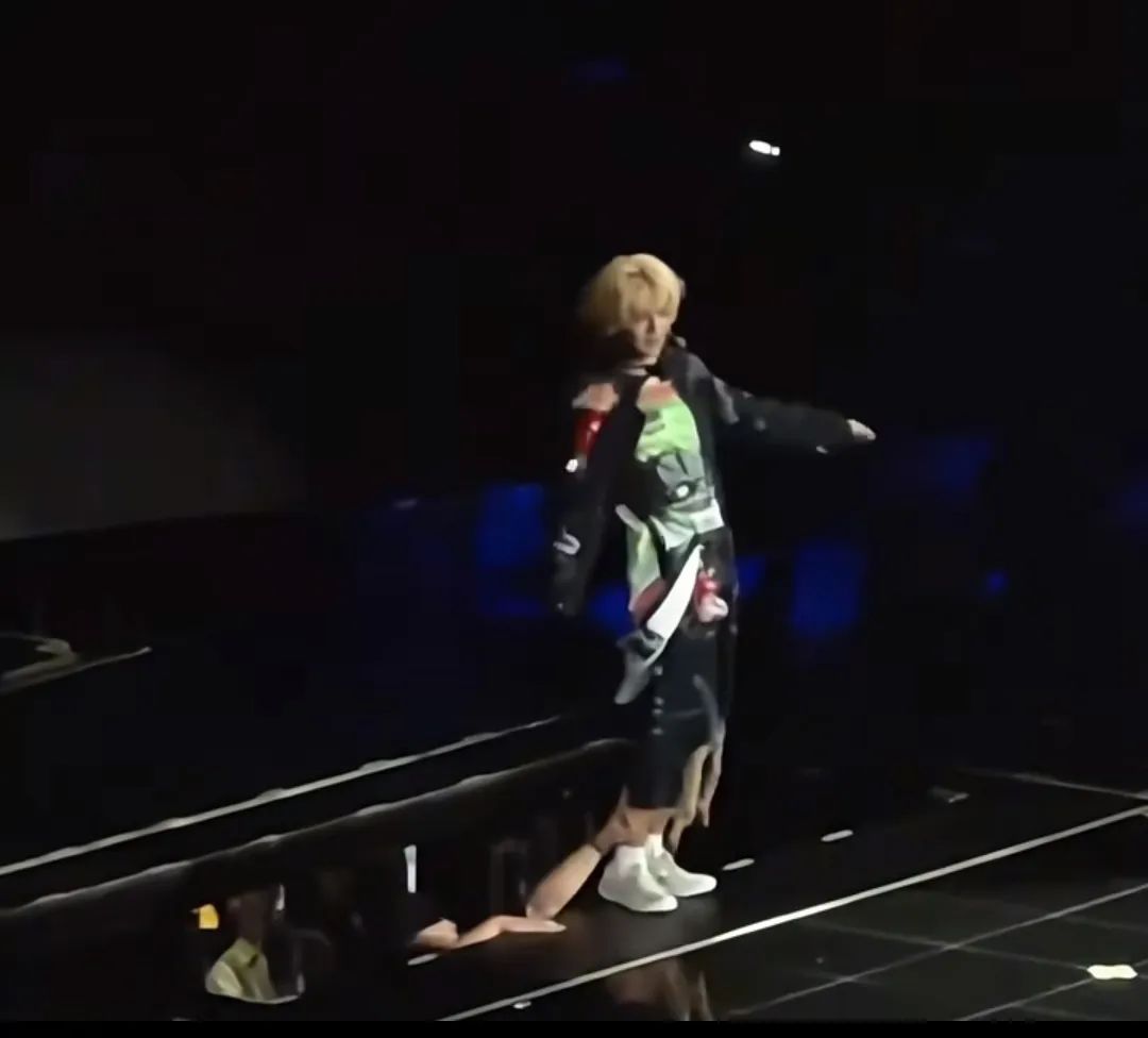鹿晗险些坠落舞台。图源社交媒体