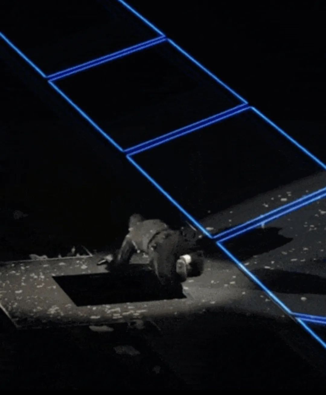 刘德华一脚踏空，险些坠落舞台。图源社交媒体