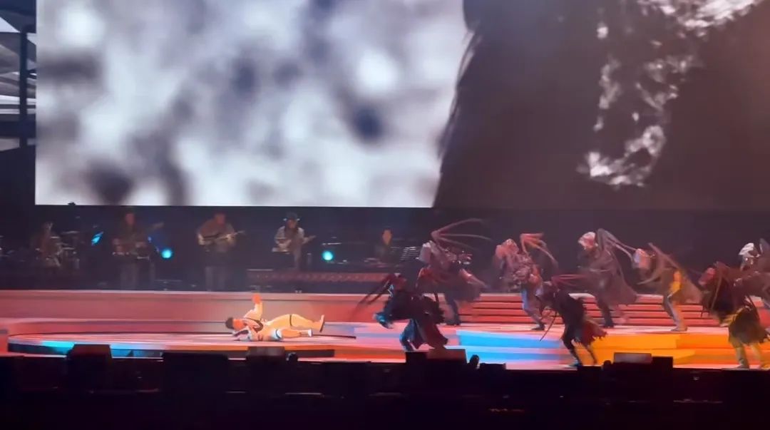 陈奕迅踩空阶梯摔跤。图源社交媒体