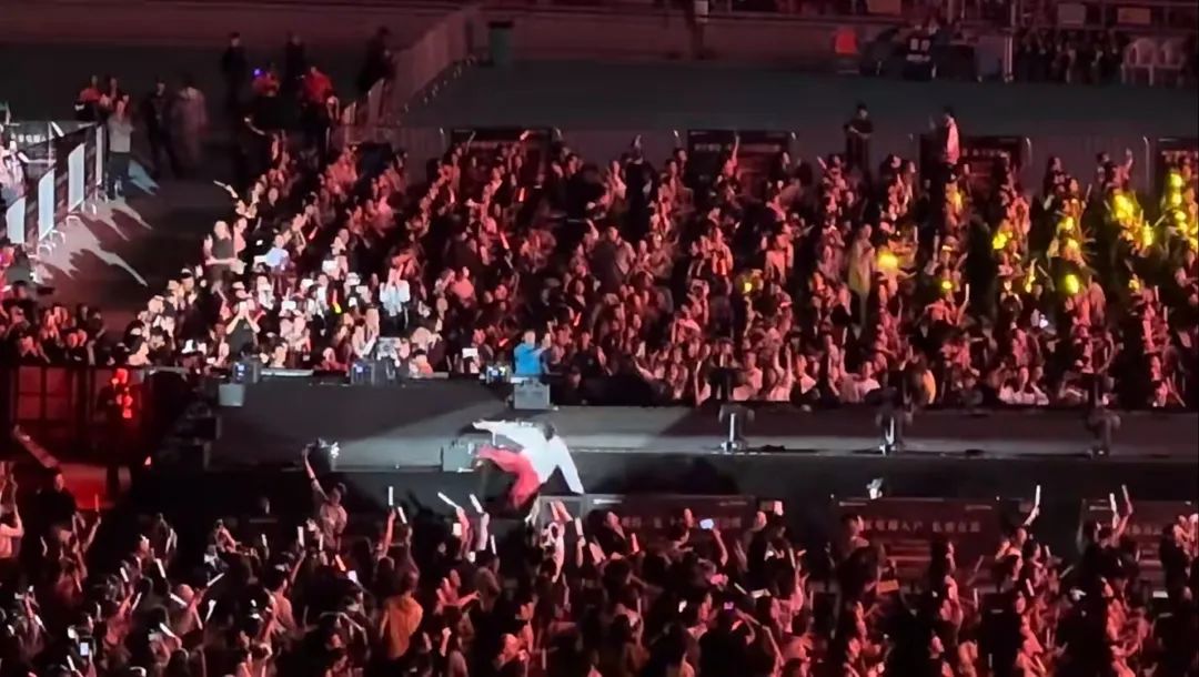 杨宗纬坠落舞台。图源社交媒体