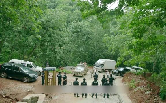 毒枭连警察都不放在眼里，不料却被同行打劫！