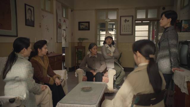 何家六姊妹商议照顾生病奶奶，何家艺提议有钱出钱有力出力