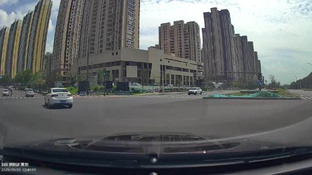 亲眼目睹车掉进坑里，视频车真的运气好