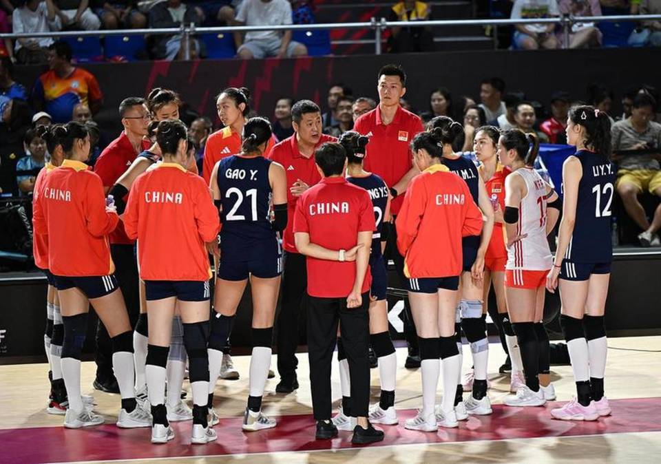 央5播中多女排头名战，李盈莹谈复出感受，惠若琪李颖谁解说好